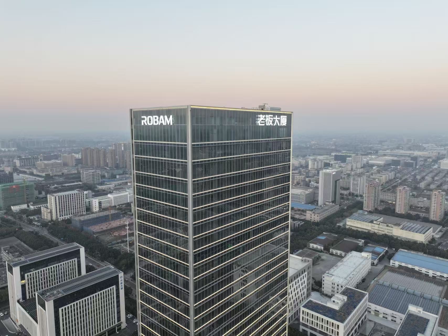 幕墙发光字拆旧换新费用贵吗? 幕墙发光字拆旧换新费用贵吗?